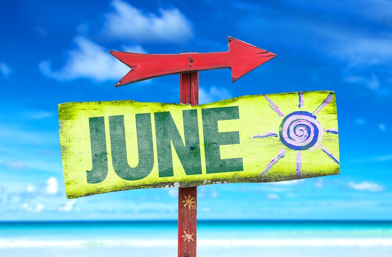 'June' sur une pancarte ensoleillé