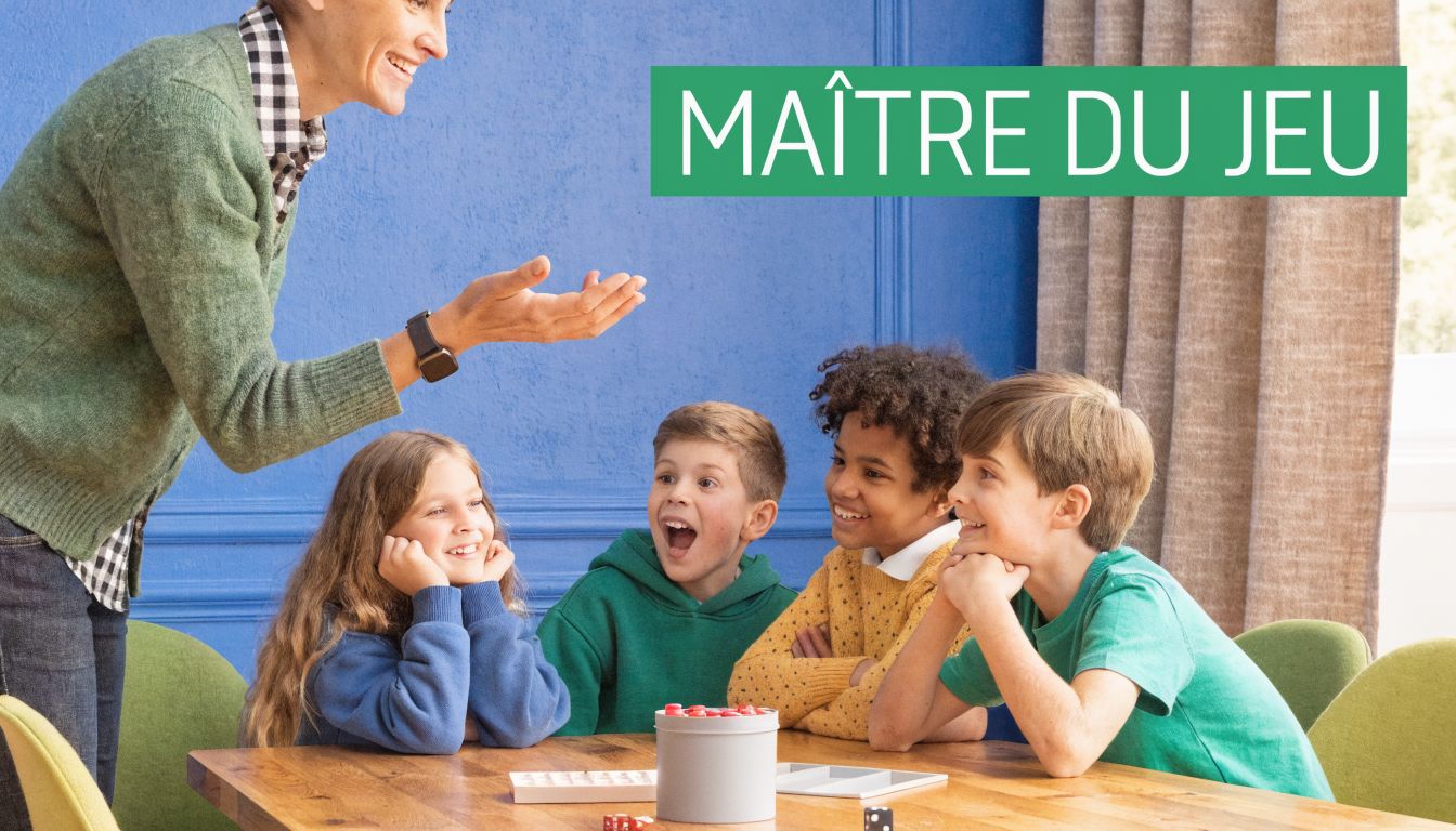 Une adulte expliquant les règles d'un jeu de société à quatre enfants heureux autour d'une table.