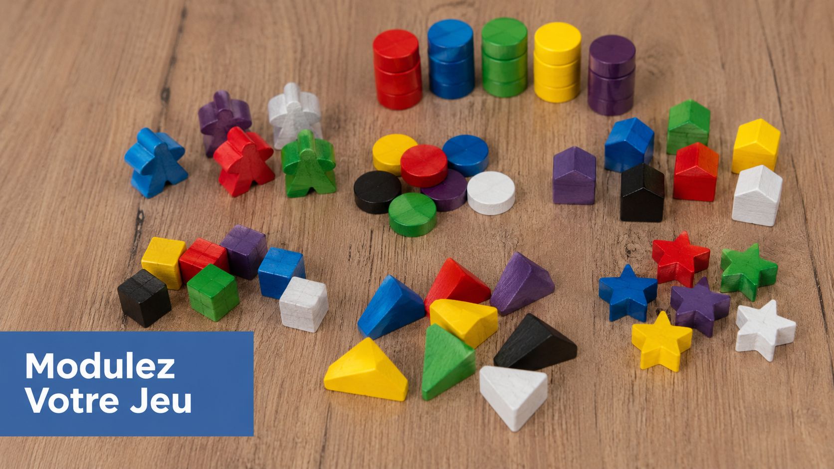 Une variété de pions en bois colorés, incluant des figurines, des maisons et des formes géométriques de jeu.