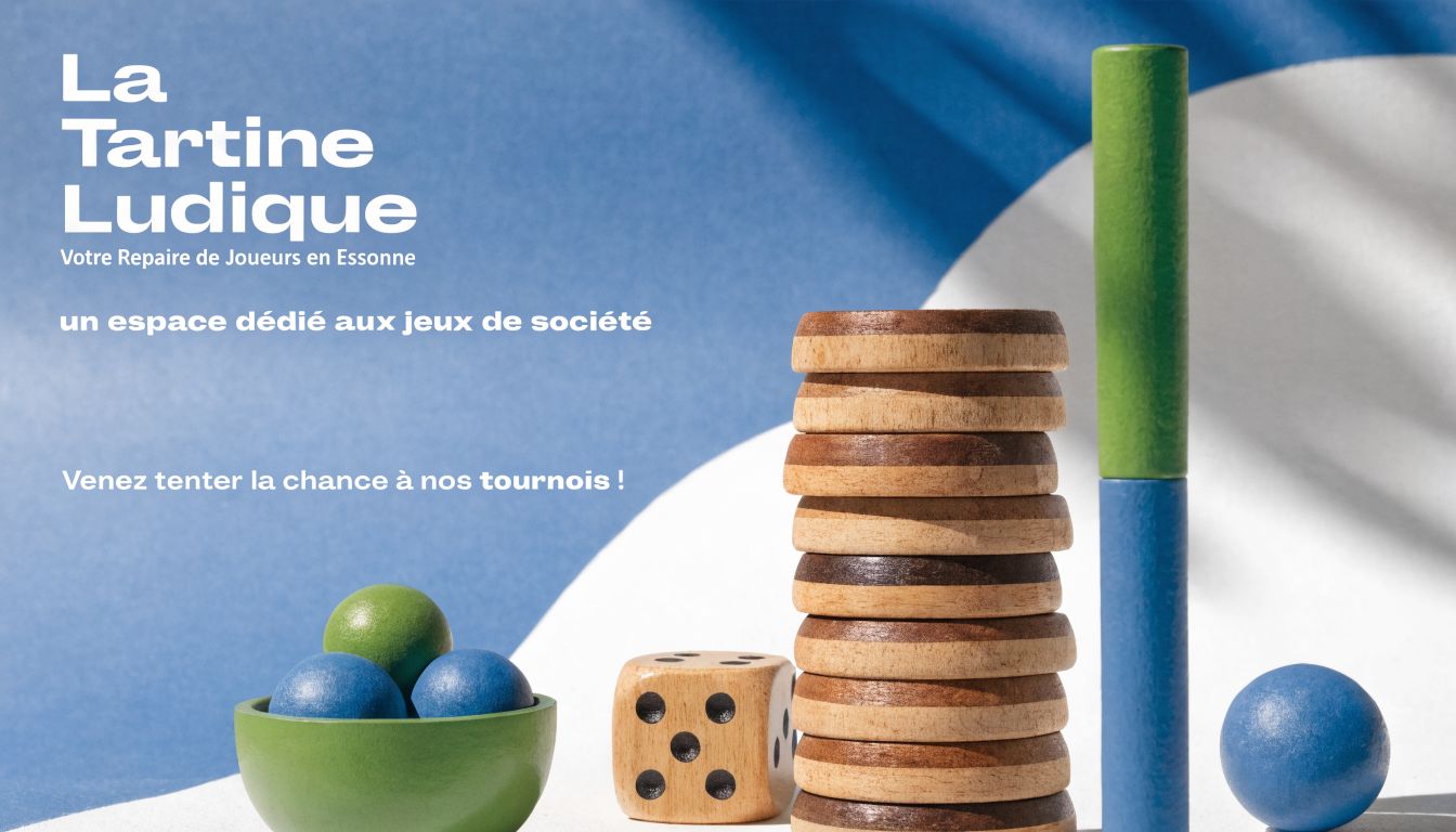 Pièces de jeux en bois colorées incluant des jetons empilés, un dé et des sphères dans un bol.