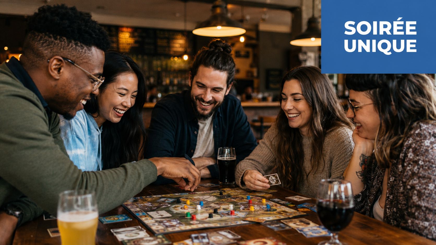 Un groupe d'amis joyeux joue à un jeu de société autour d'une table dans un bar animé.