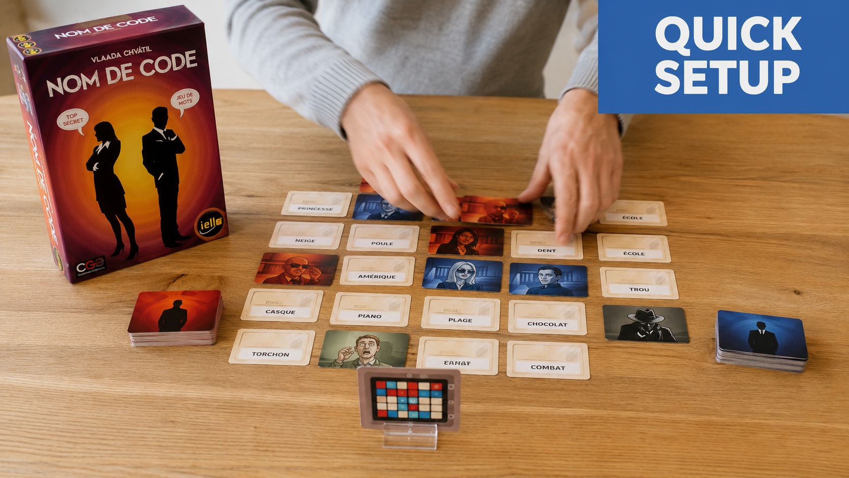 Une personne joue au jeu de société Nom de Code avec des cartes illustrées sur une table.