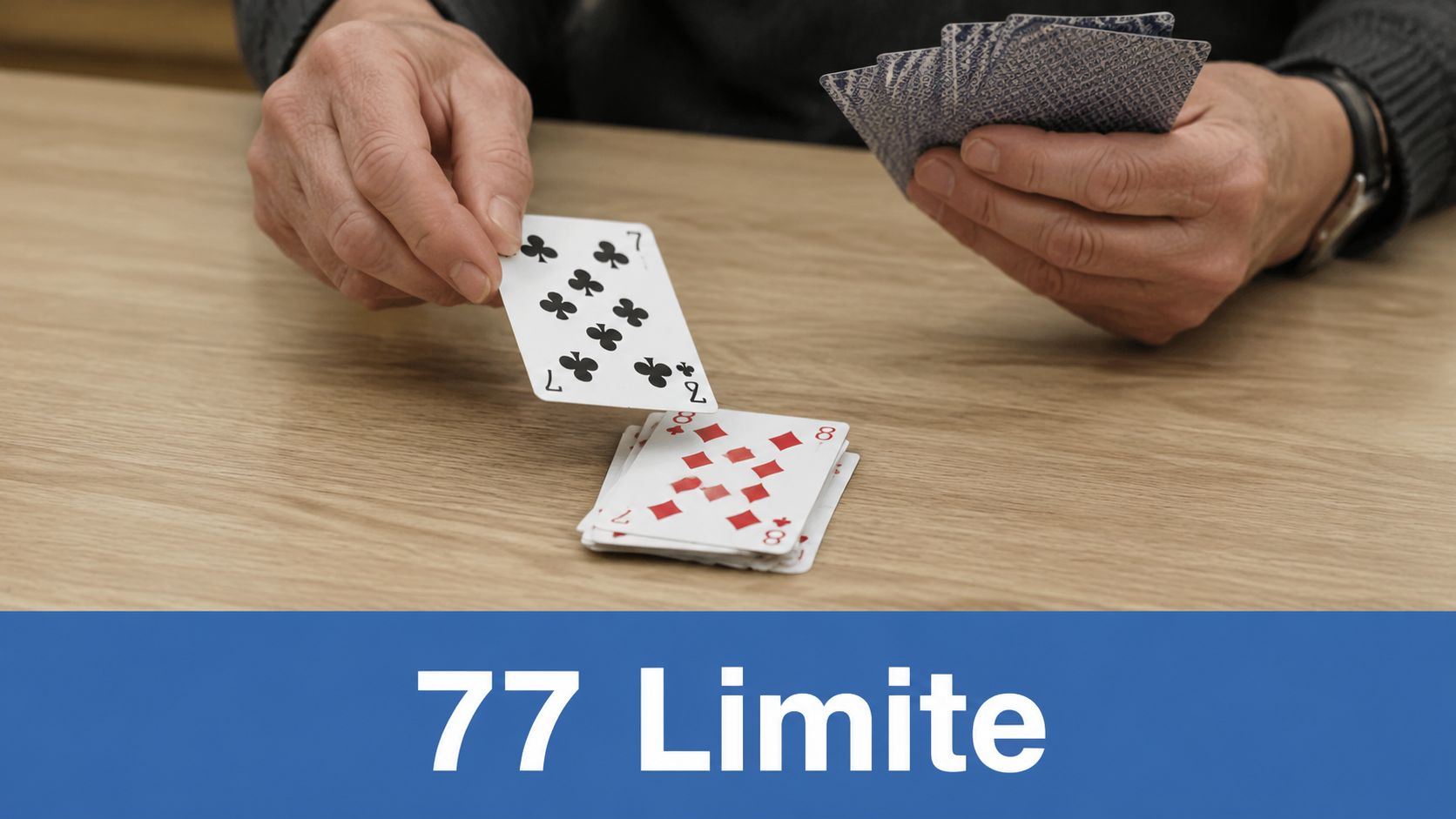 Une personne jouant au jeu de cartes Lobo 77 en posant une carte sept de trèfle.