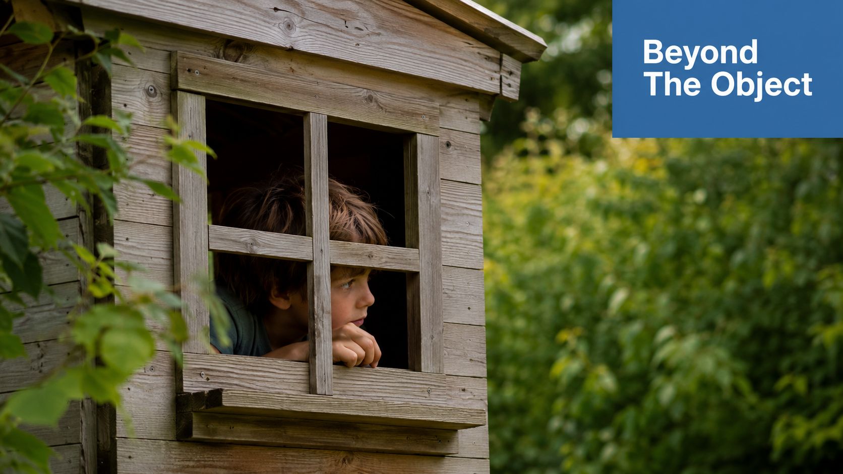 Un jeune garçon regarde curieusement par la fenêtre en bois d'une cabane de jardin entourée d'arbres.