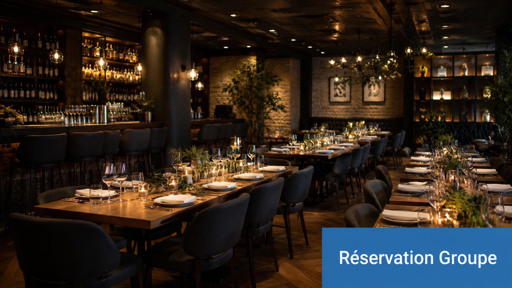Salle de restaurant élégante avec des tables en bois dressées et une ambiance tamisée pour les groupes.
